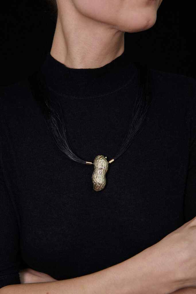 Rosshaar-Kette mit Goldanhänger von Anja Sanchez